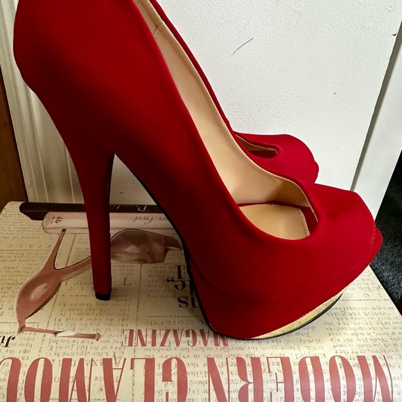HOT HOT HOT Red Heels with Gold Accent Front platform size 8 by Qupid - Picture 2 of 5